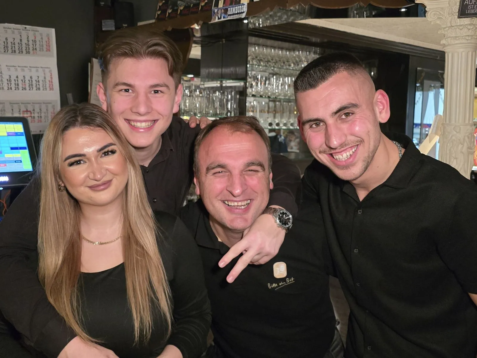 Das Team des Restaurant Pathos an der Bar