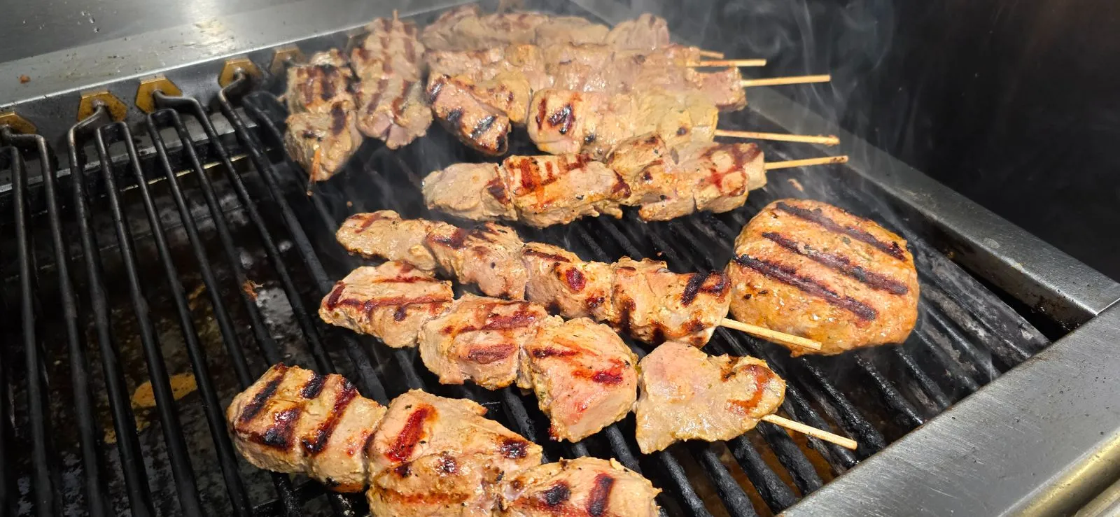 Souvlaki über der Flamme