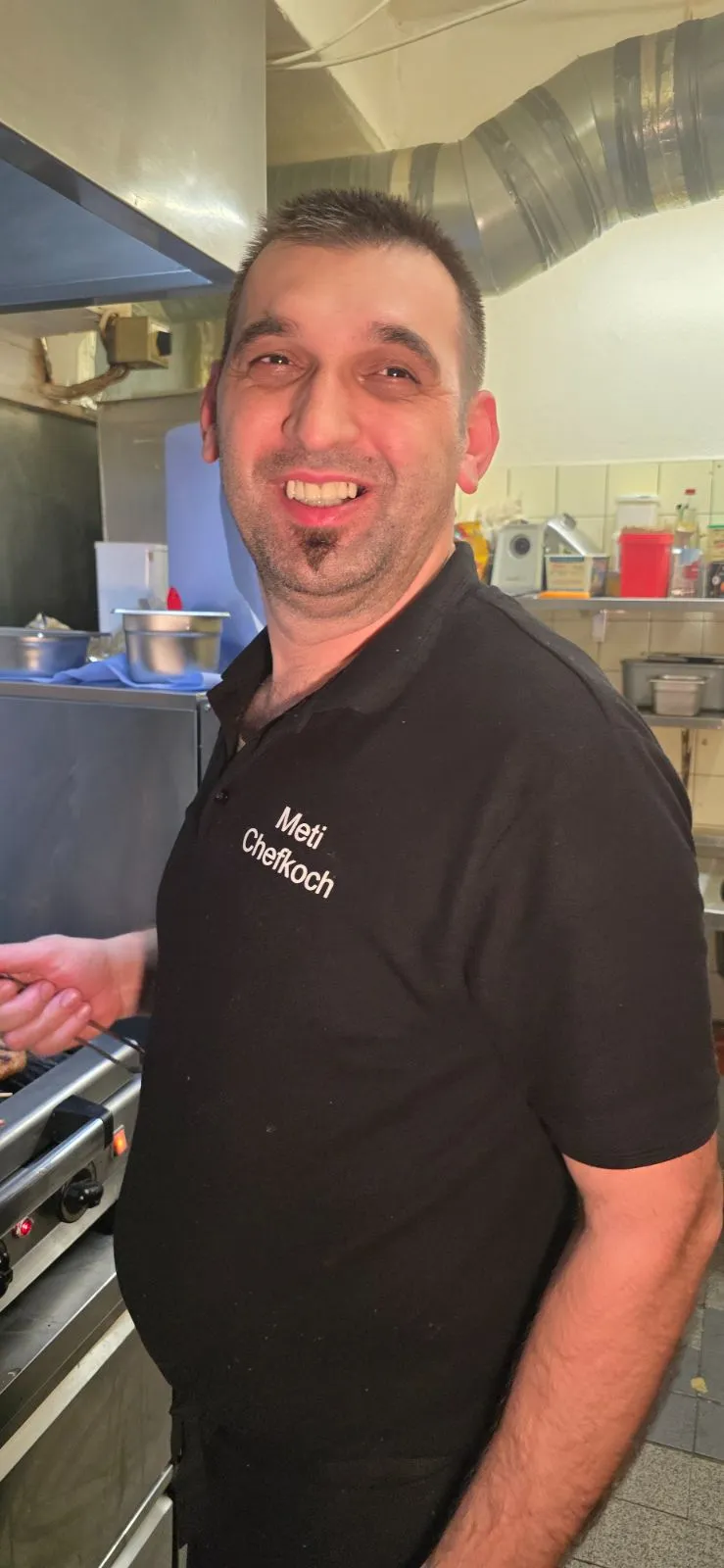 Chefkoch Meti am Grill in der Küche