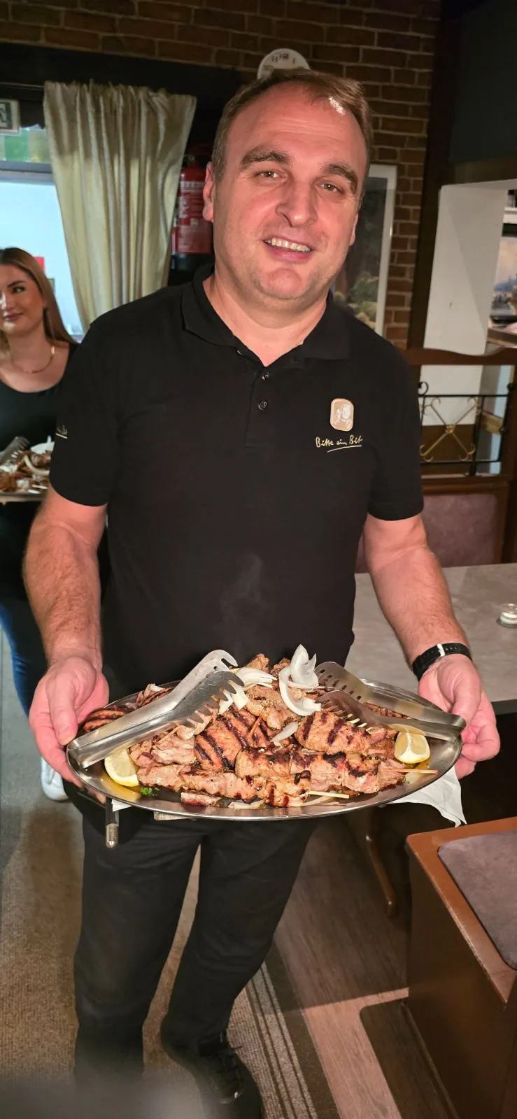 Bifteki mit Gemüse in der Pfanne