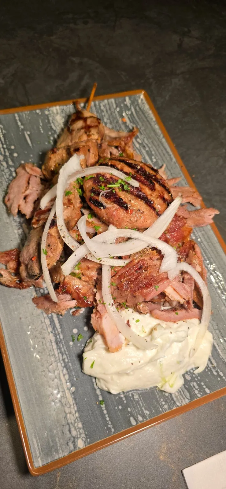 Gyros mit Zaziki auf Schieferplatte