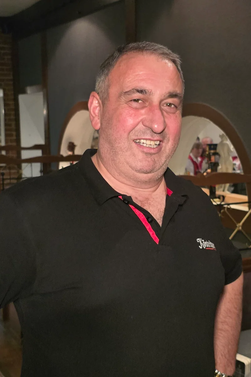Afrim als Gastgeber im Restaurant Pathos