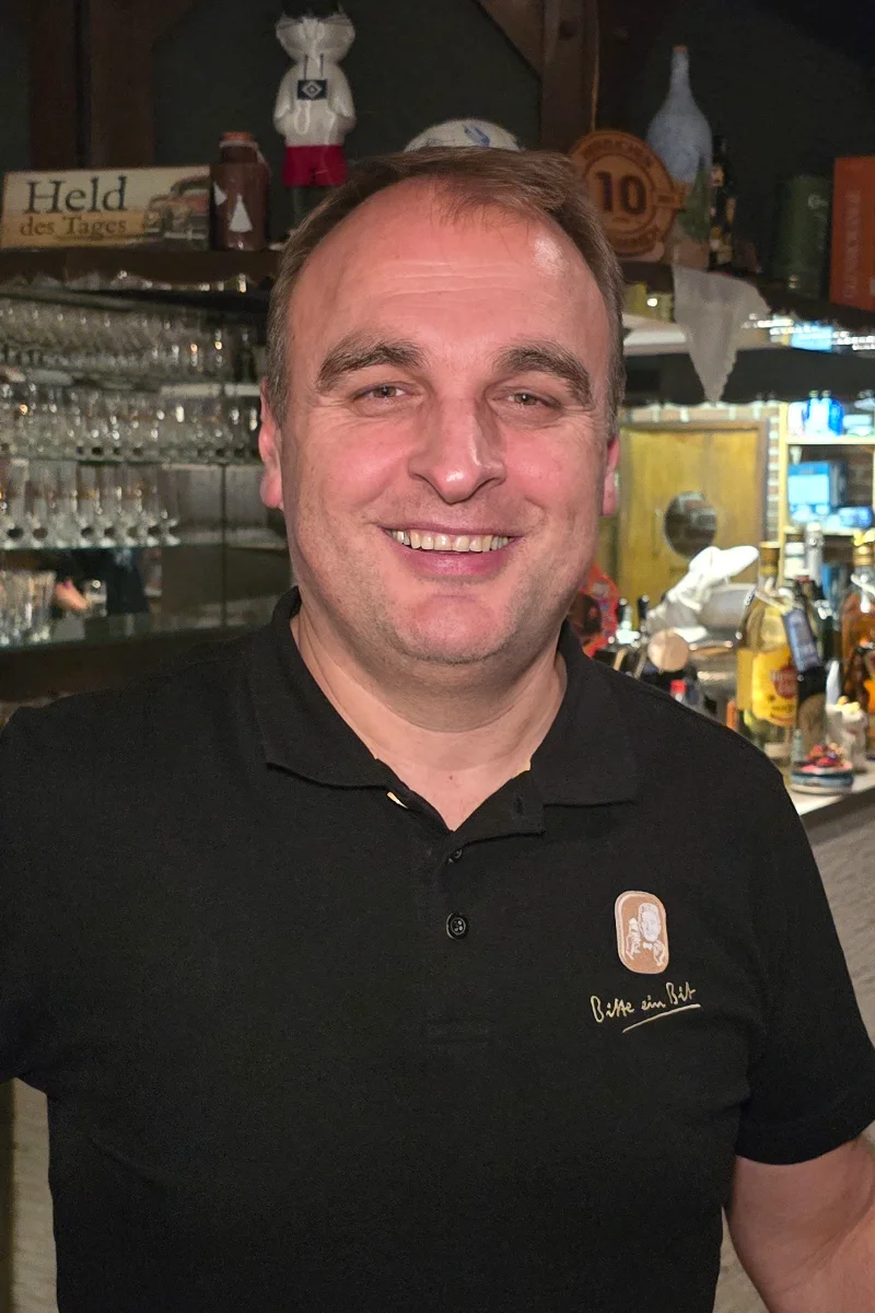 Babi an der Bar im Restaurant Pathos