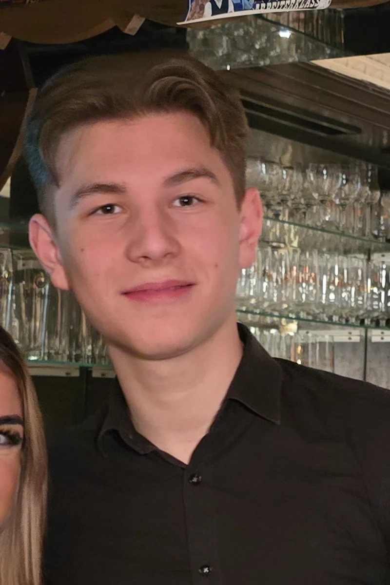 Dion im Service an der Bar