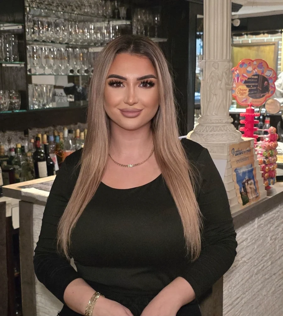 Erdita im Service an der Bar des Restaurant Pathos
