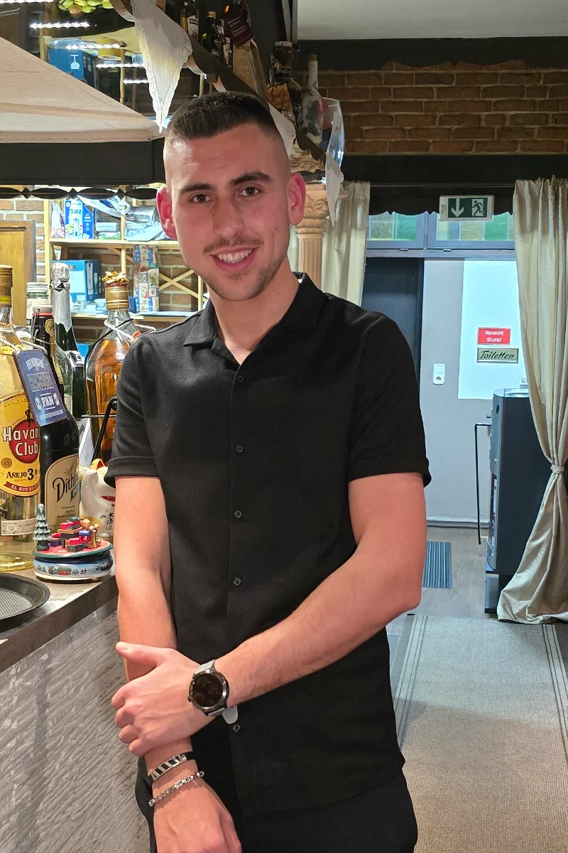 Ladi im Service an der Bar